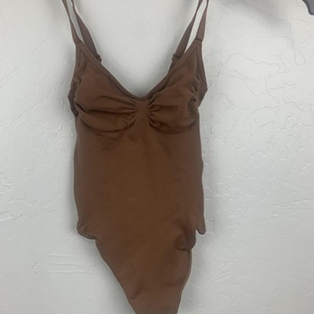 SKIMS Shapewear Bodysuit Womens Small Brown Thong Adjustable Strap Snap Gusset